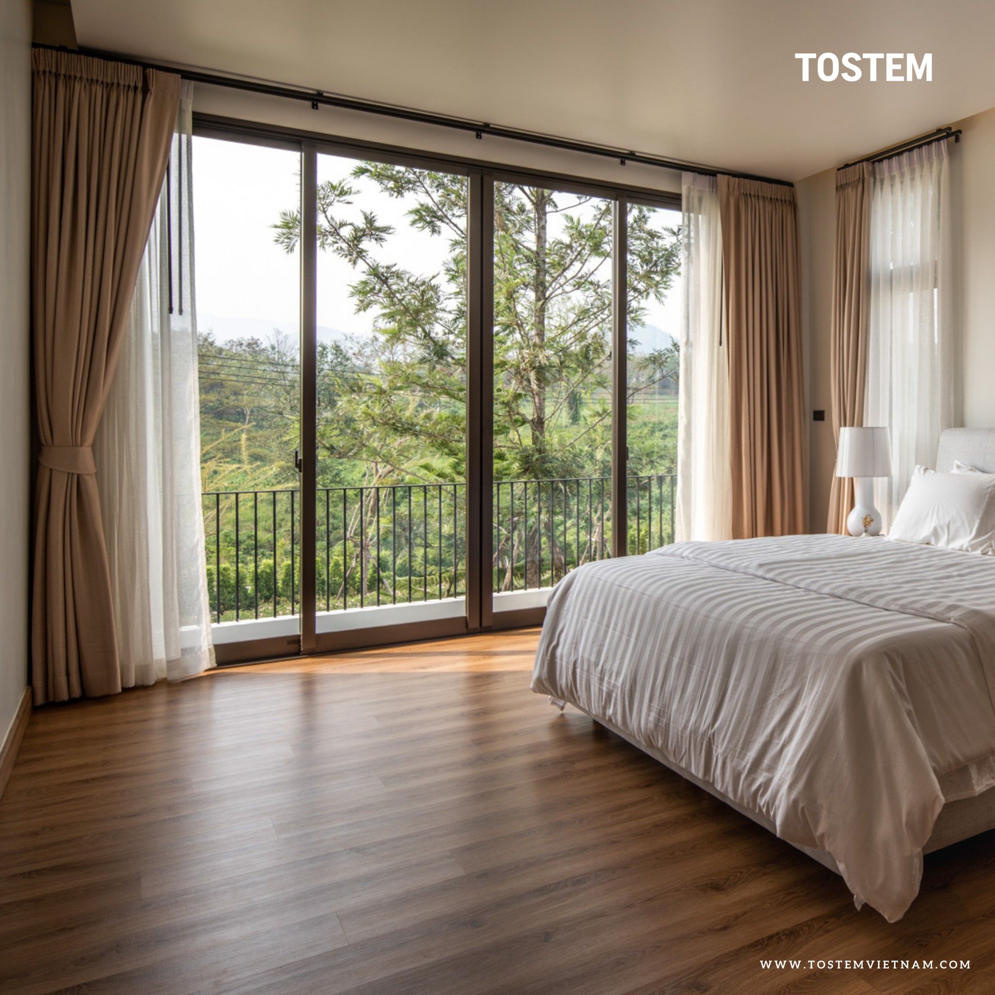 Cửa nhôm kính trong suốt mở trượt TOSTEM đảm bảo khả năng kín khí, kín nước và chống ồn cho phòng ngủ