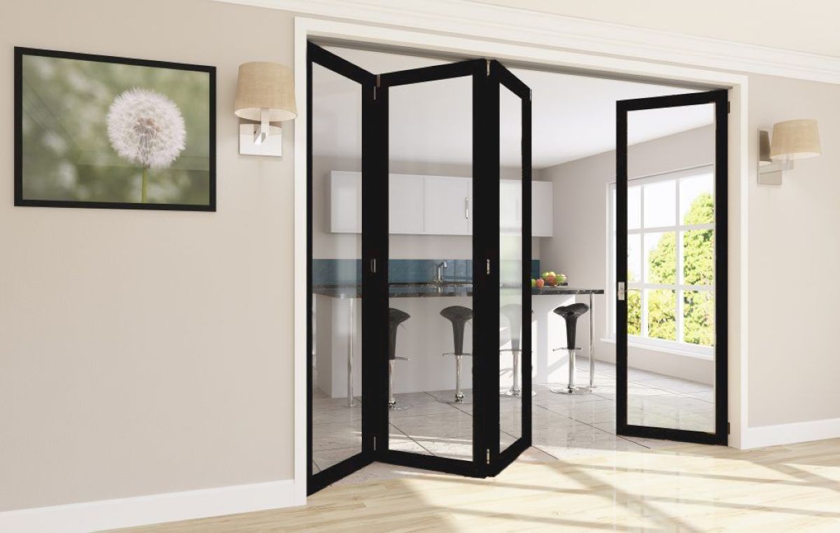 Cửa nhôm mở trượt 4 cánh màu đen với ray âm sàn vận hành êm ái, không gây tiếng ồn