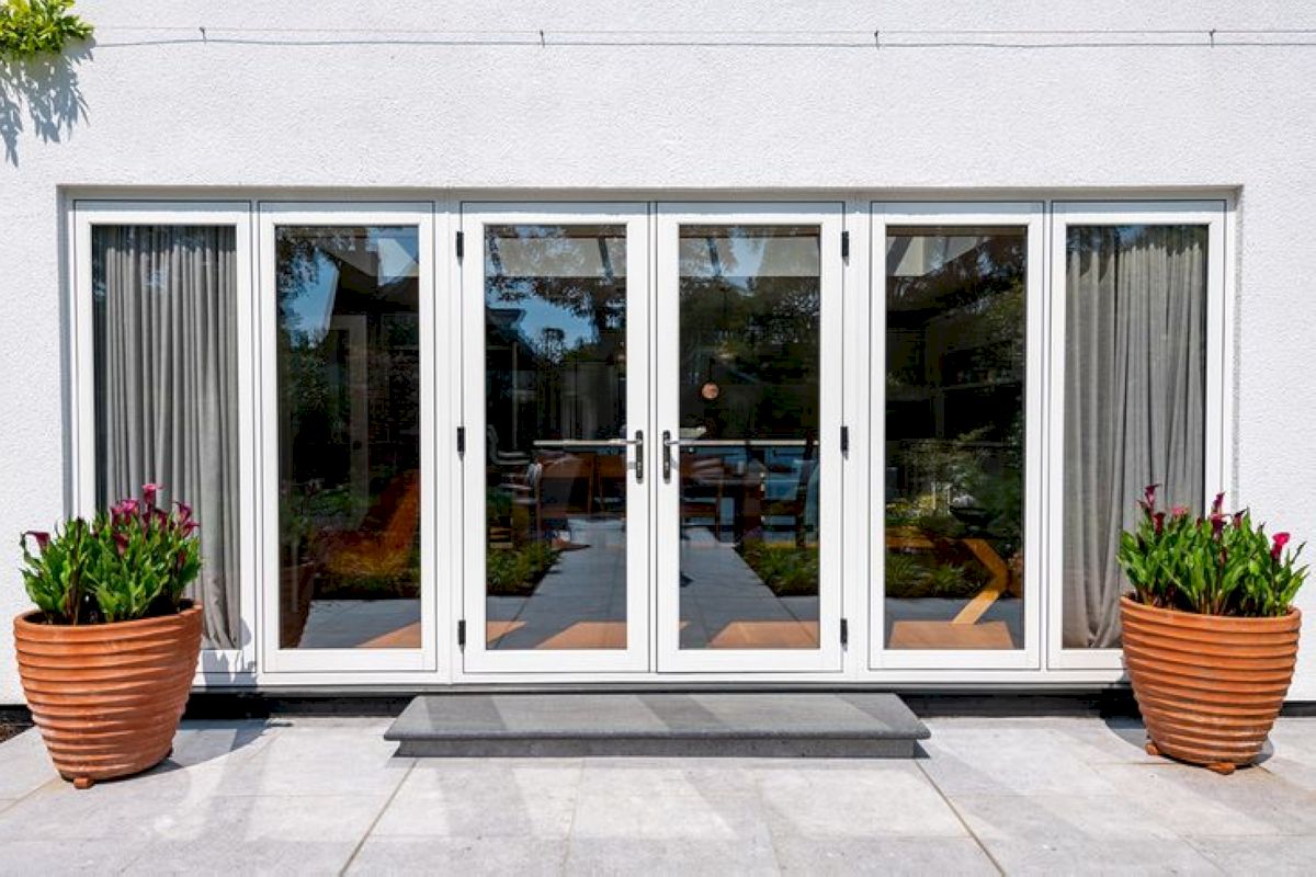 Kiểu cửa nhôm mở quay màu trắng thanh lịch, nâng tầm vẻ đẹp cho ngôi nhà