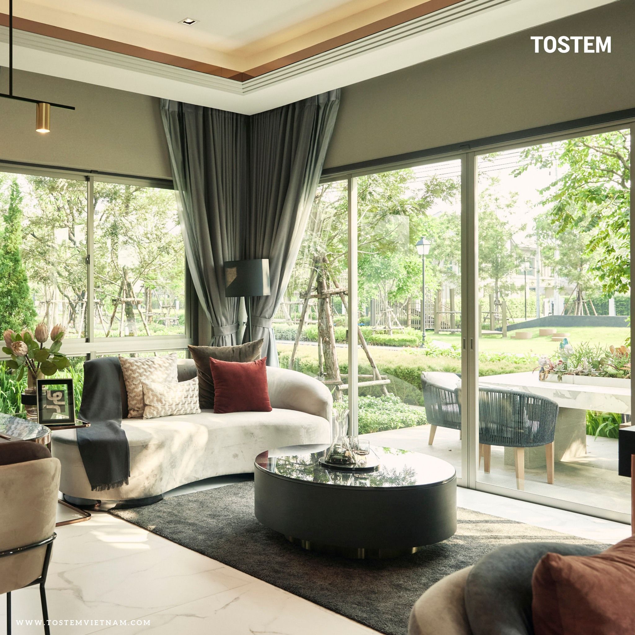 Cửa đi nhôm kính trong suốt dạng mở trượt TOSTEM được tích hợp hệ ray âm sàn giúp tăng tính thẩm mỹ và tạo cảm giác đóng mở êm ái, an toàn