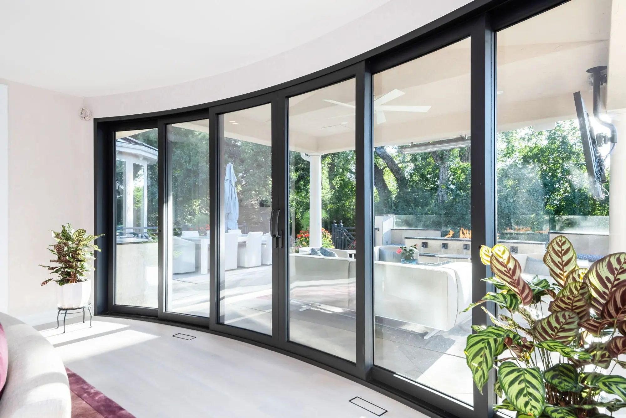 Cửa nhôm kính cong cho phòng khách biệt thự