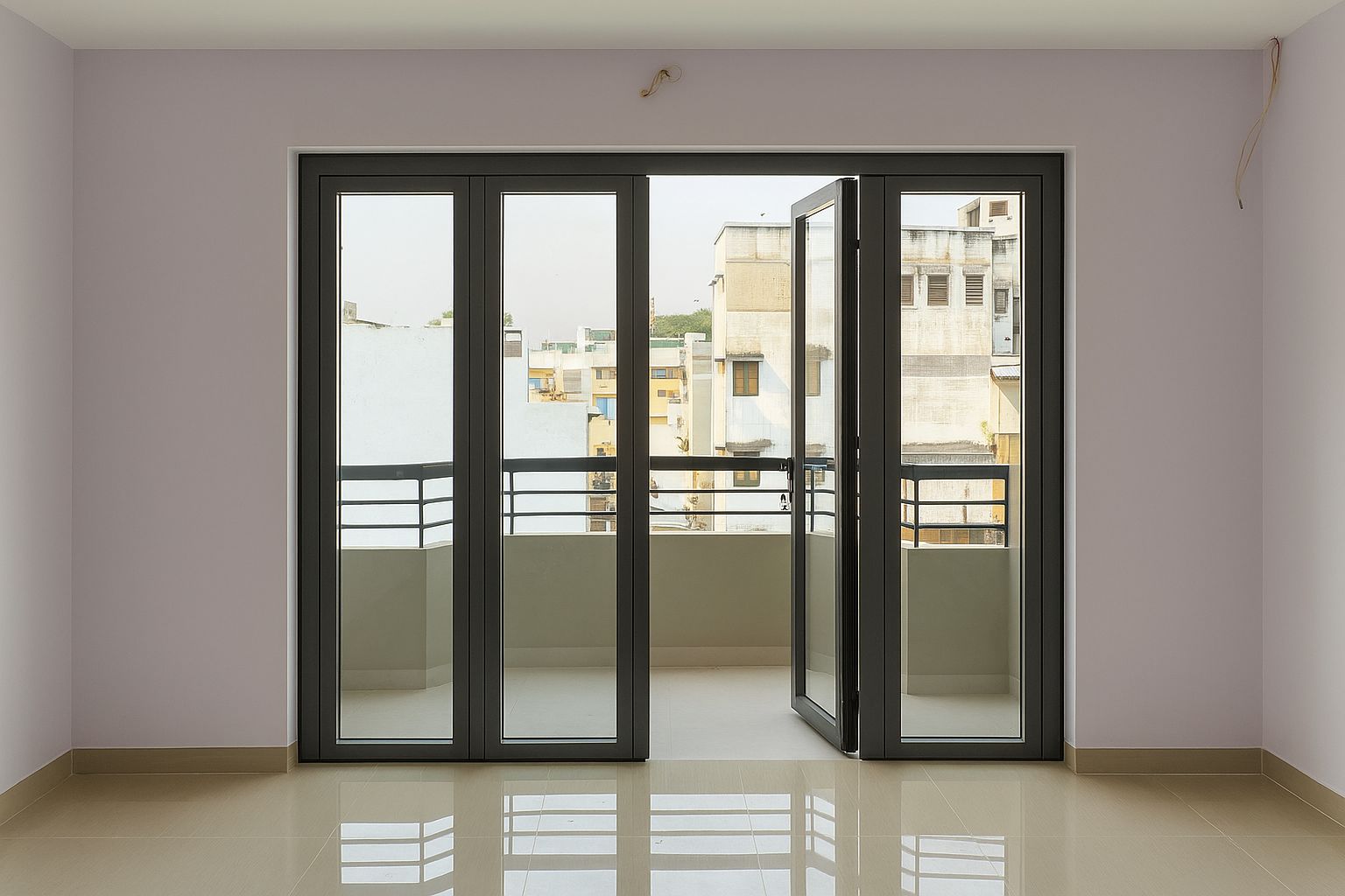 Cửa nhôm mở quay ngoài được lắp đặt tại khu vực ban công cực