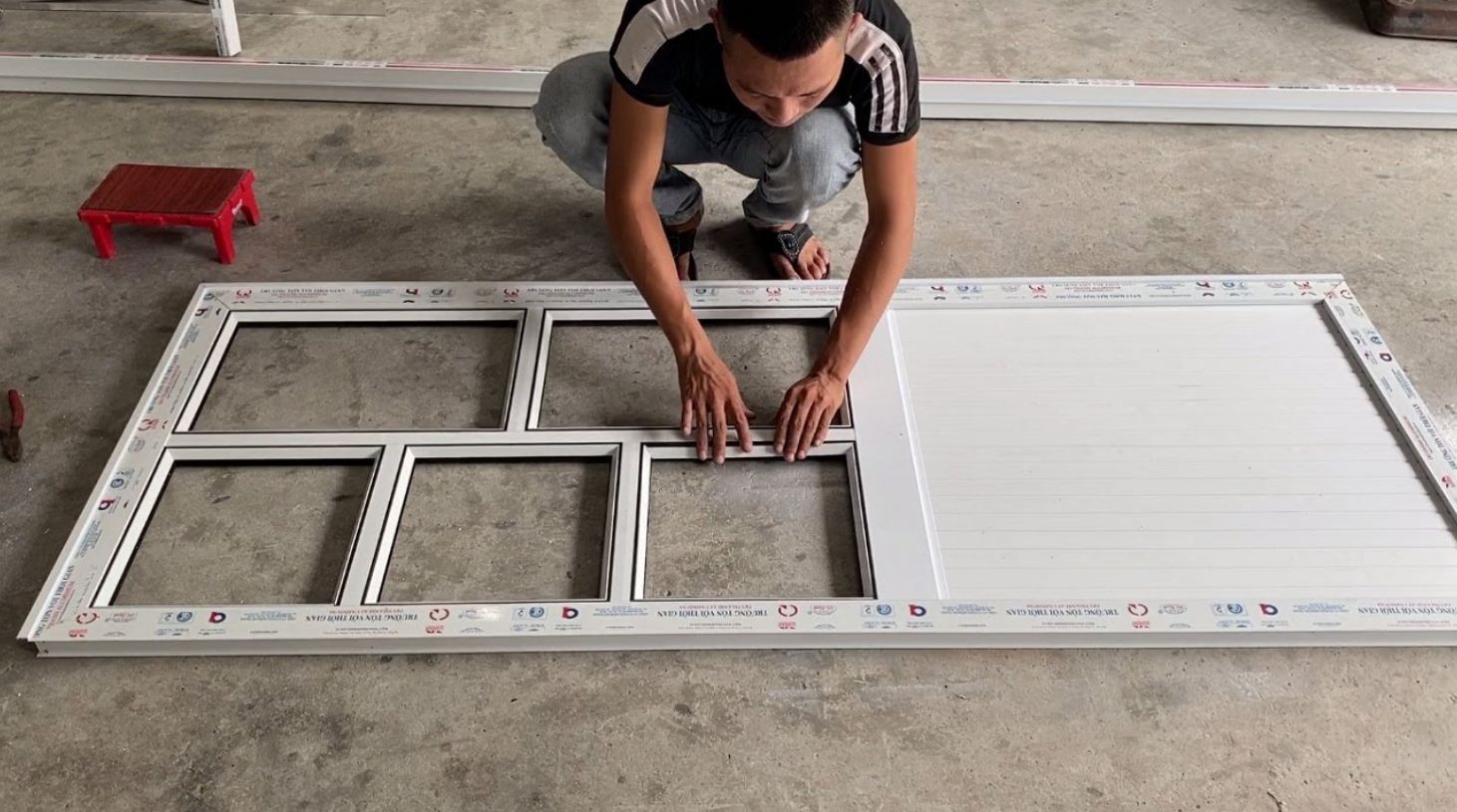 Làm cửa nhôm kính theo cách thủ công đặt ra nhiều khó khăn về tay nghề, kỹ thuật và máy móc thực hiện