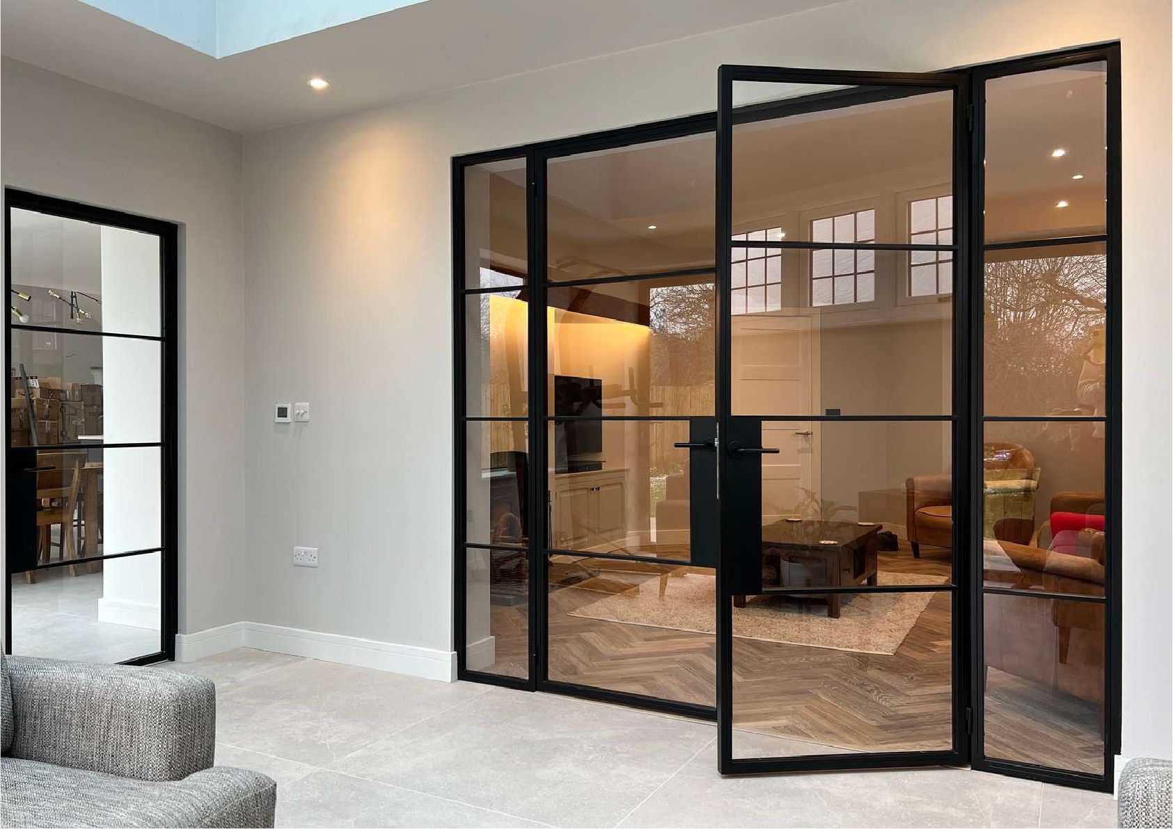 Mẫu cửa nhôm kính kiểu mở quay hiện đại cho lối đi rộng rãi