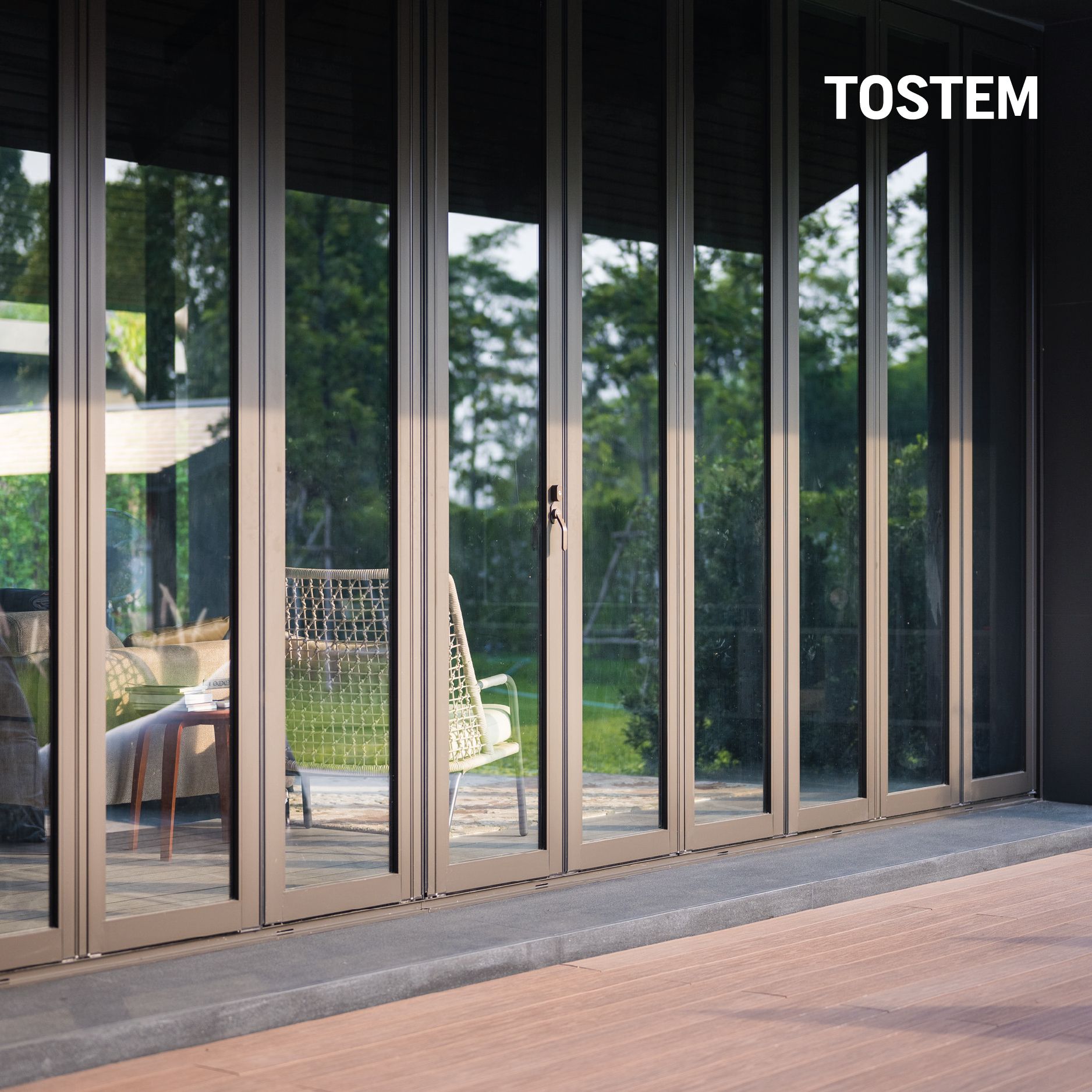 Sản phẩm TOSTEM được sản xuất đồng bộ từ nhà máy với công nghệ xử lý hiện đại và phụ kiện chính hãng