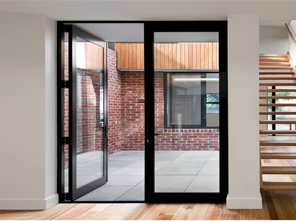 Cửa mở quay là sự lựa chọn hàng đầu để làm cửa chính cho ngôi nhà
