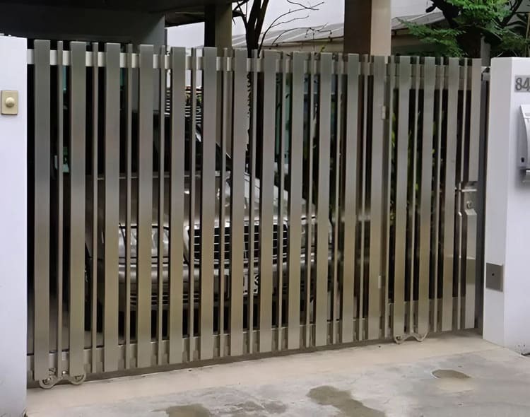 Cửa cổng 1 cánh trượt lùa có kích thước 810 × 2120mm hợp phong thủy