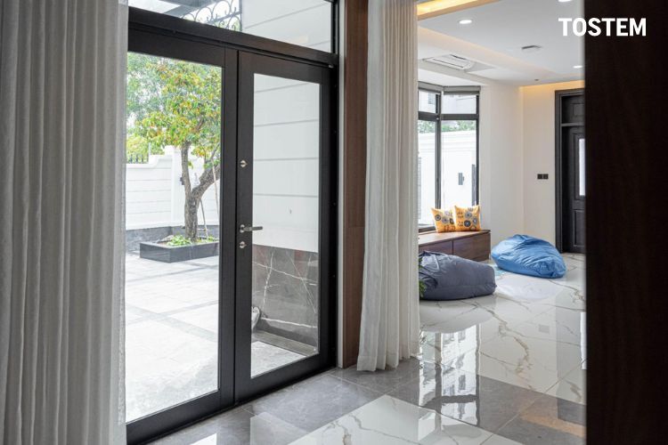Kích thước cửa chính nhôm TOSTEM là 1000 x 2820mm thu hút tài lộc và danh vọng