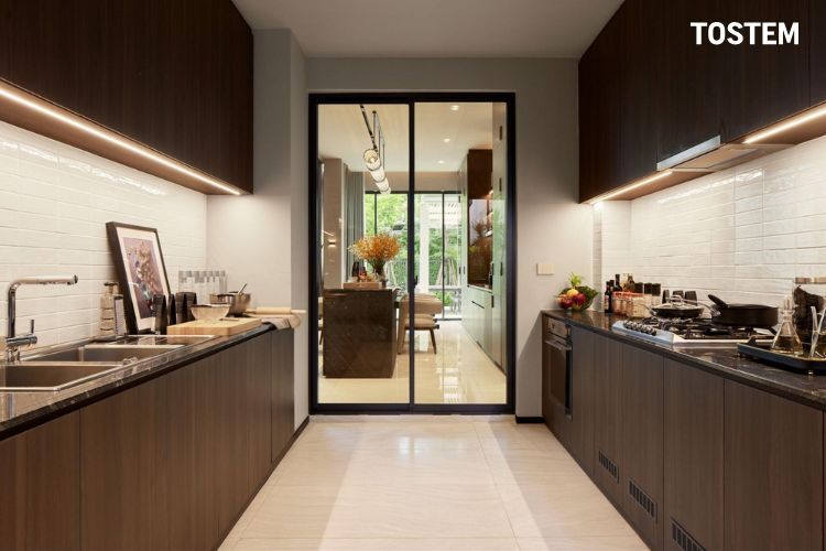 Cửa đi nhôm lùa trượt ngăn cách phòng khách và phòng bếp chuẩn phong thủy với kích thước 1000 x 1601mm