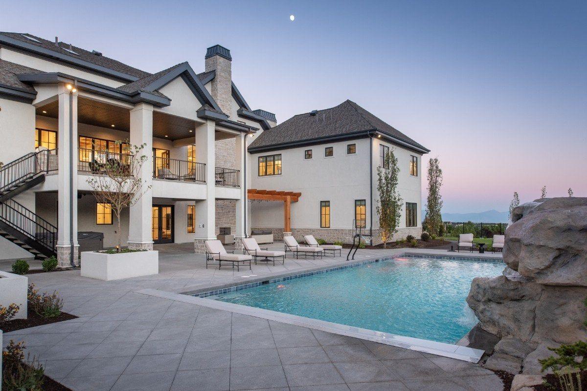 Biệt thự 2 tầng với bể bơi tiện ích