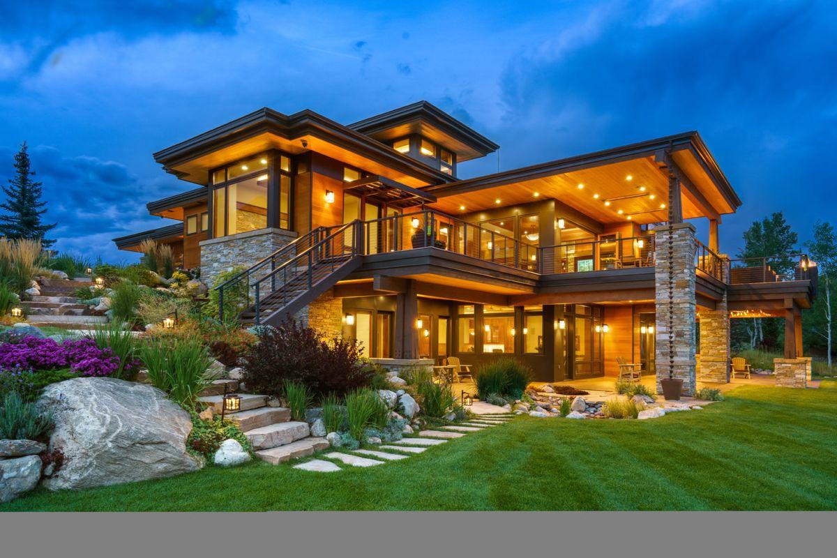 Biệt thự được tối ưu hoá không gian với các vách kính và lối đi lớn