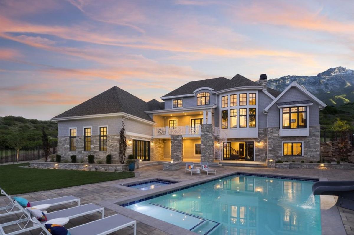 Biệt thự hiện đại 3 tầng có bể bơi