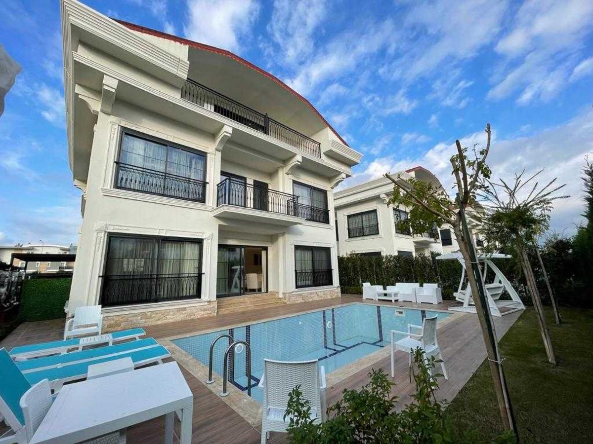 Biệt thự hiện đại ba tầng thu hút ánh nhìn với hồ bơi xanh ngát