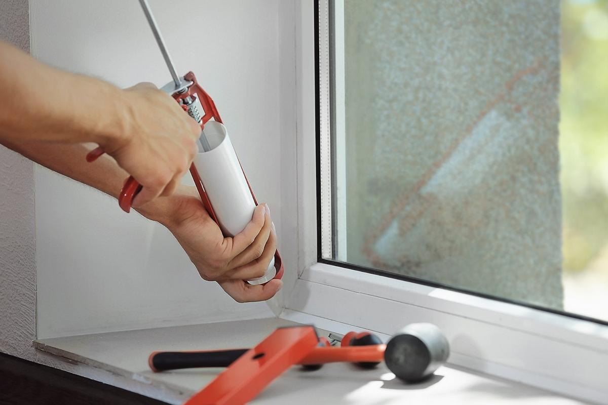 Bịt kín khe hở bằng keo silicone. 