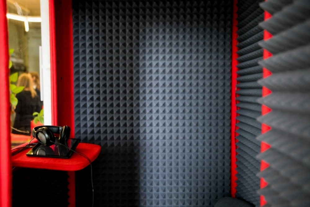 Cận cảnh một căn phòng sử dụng vật liệu cách âm bằng tấm xốp tiêu âm