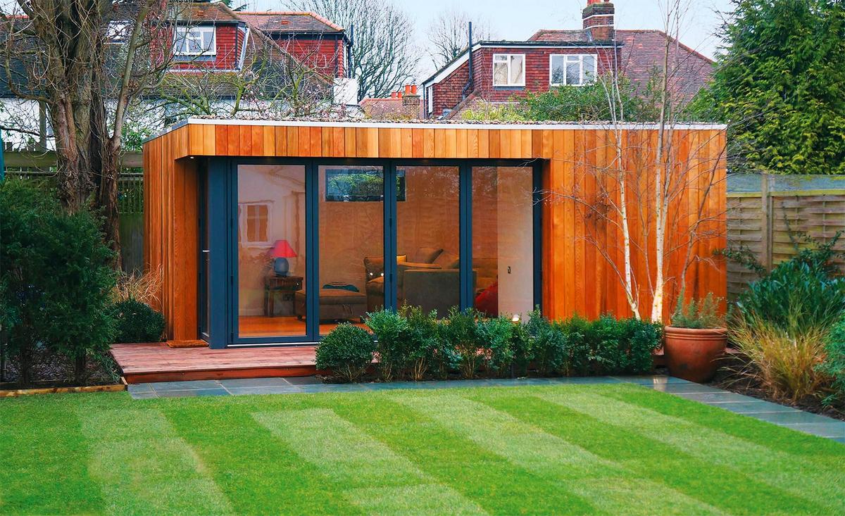 Homestay sân vườn thiết kế container có cây xanh và tiểu cảnh