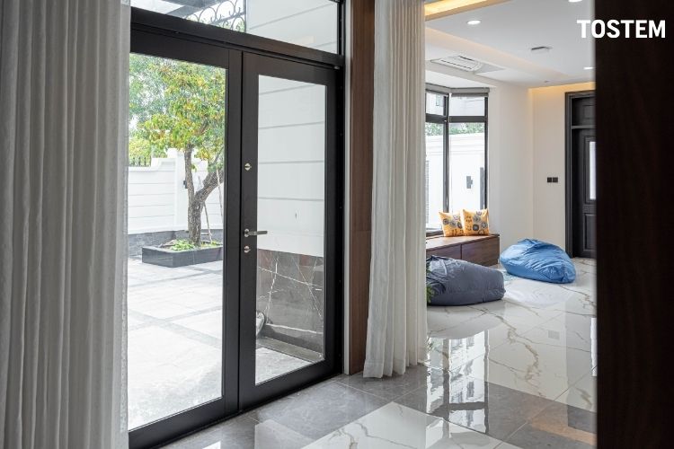 Mẫu cửa đi 2 cánh bằng nhau làm từ nhôm kính TOSTEM