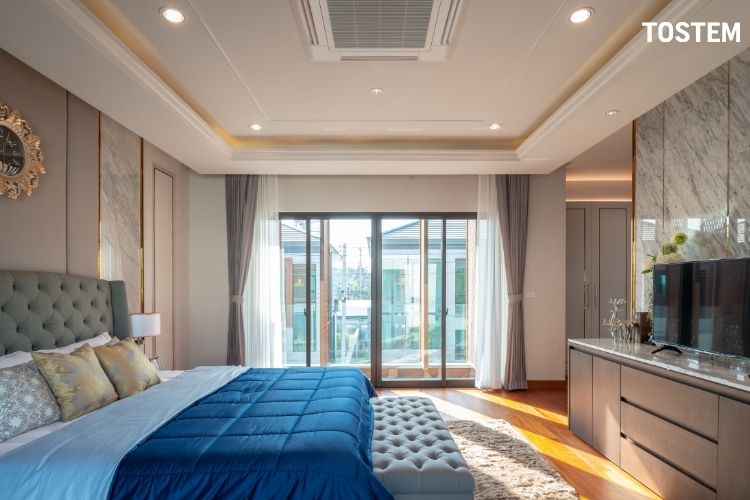 Mẫu cửa đi 4 cánh nhôm kính đều nhau TOSTEM cân xứng, hài hòa