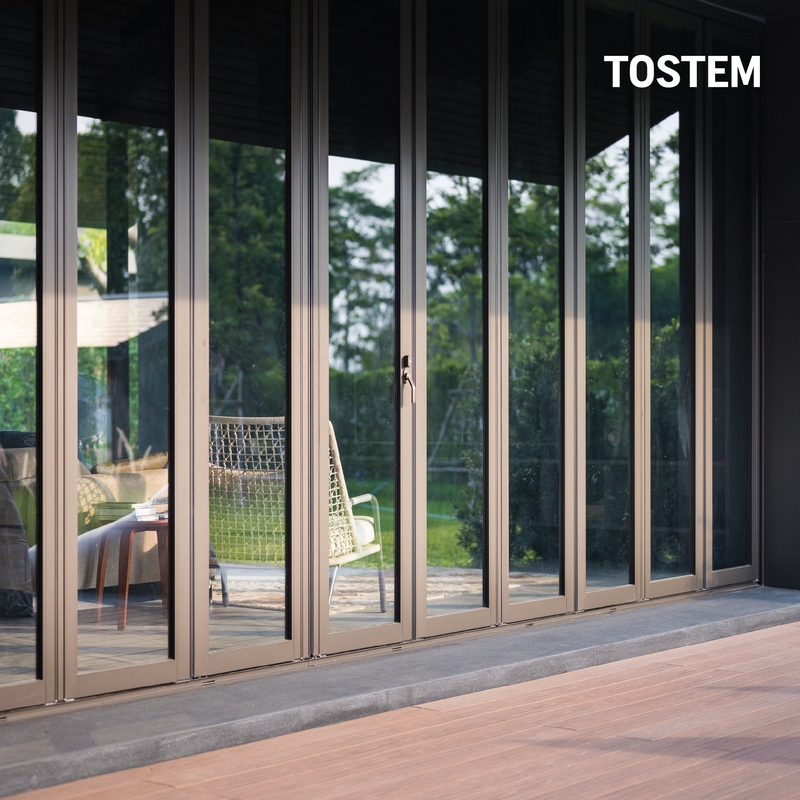 Cửa đi mở xoay màu nâu