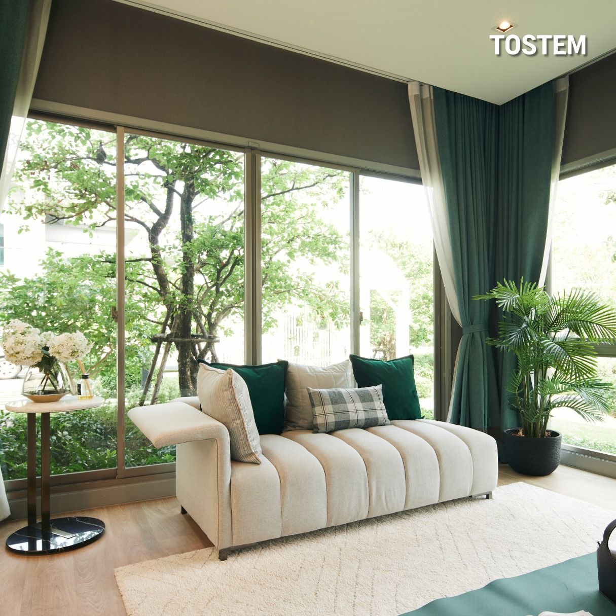 Cửa đi nhôm lùa 4 cánh kết hợp vách cố định của TOSTEM giúp kết nối không gian phòng khách và sân vườn