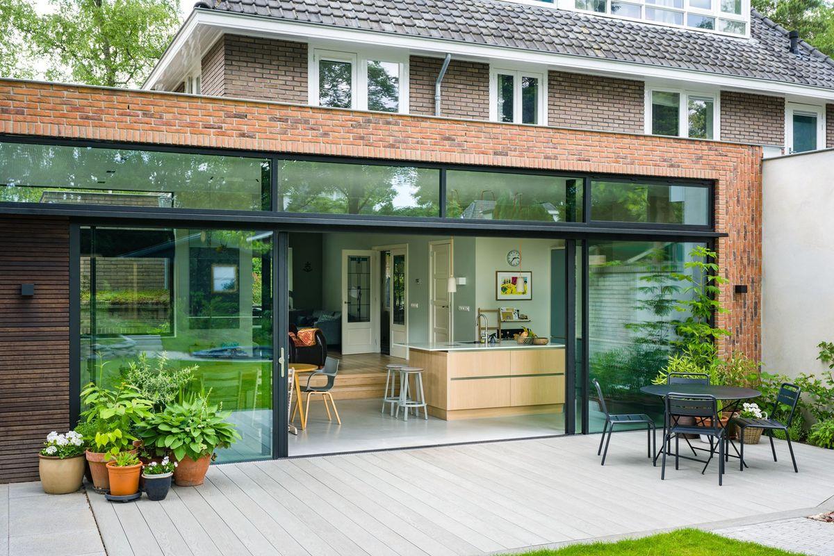 Cửa nhôm kính cường lực màu xanh nhạt