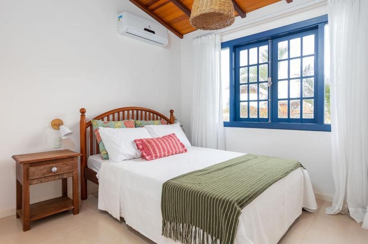 Cửa nhôm kính khung màu xanh nổi bật độc đáo cho khu nghỉ dưỡng