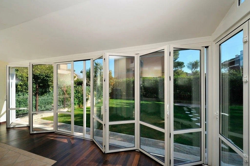 Cửa nhôm kính mặt tiền mở xếp trượt màu trắng sứ