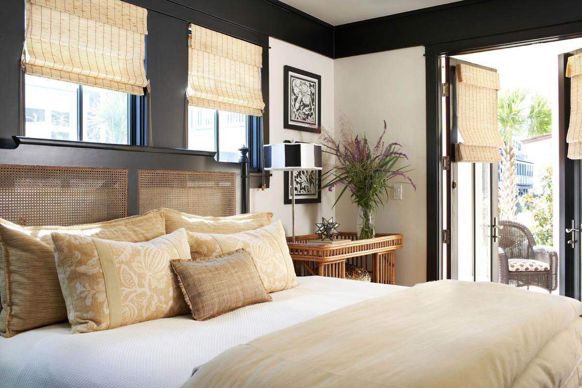 Cửa phòng ngủ đối diện cửa sổ có sao không? Tránh thiết kế trực diện. 