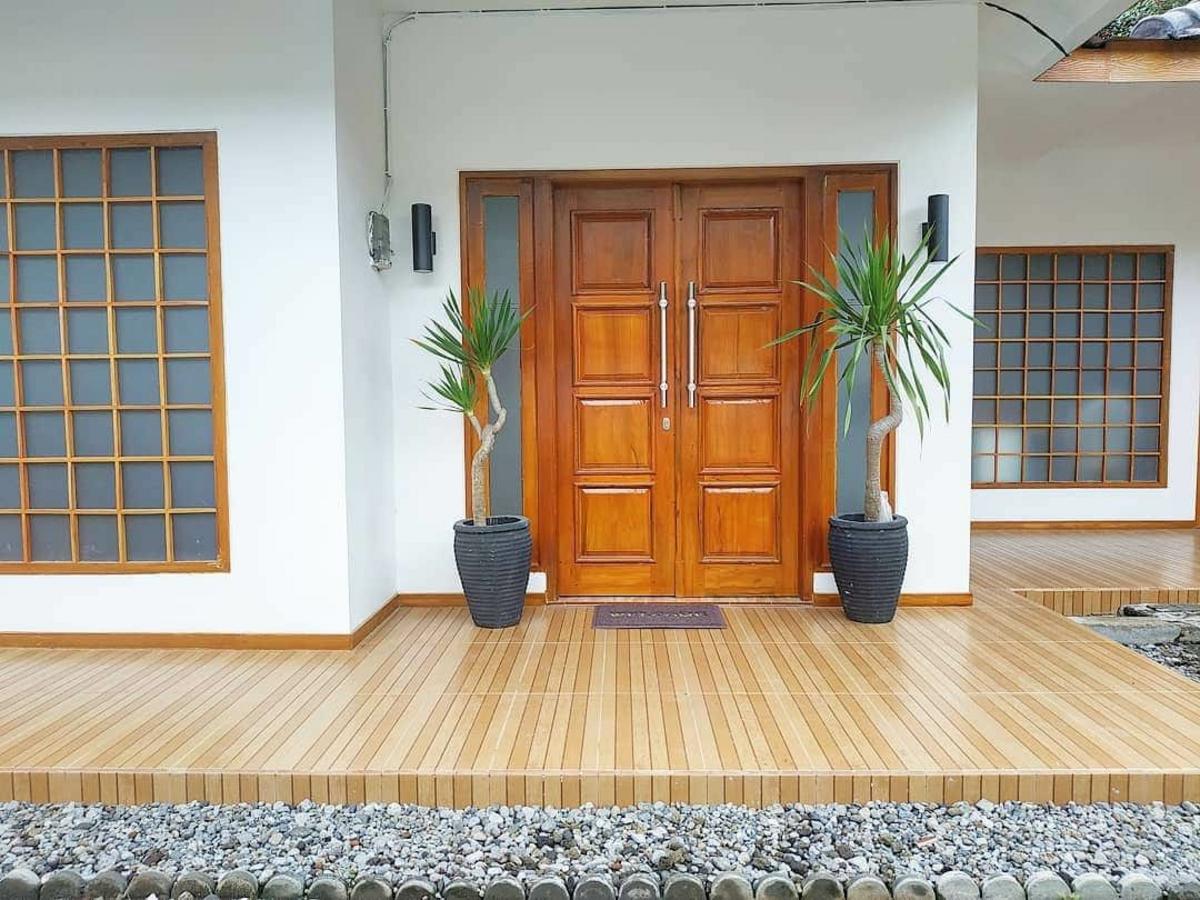 Mẫu cửa sau nhà bằng gỗ tự nhiên mang lại vẻ đẹp sang trọng, ấm cúng