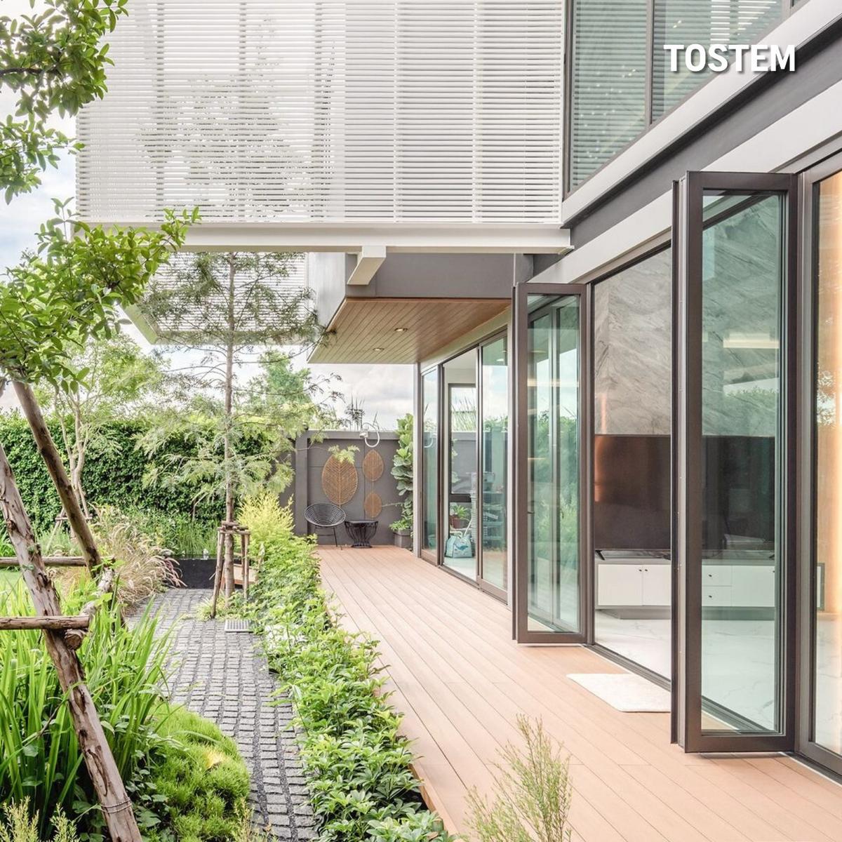 Cửa xếp trượt TOSTEM có khả năng mở rộng không gian