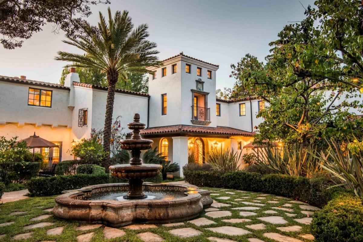 Đài phun nước nhỏ trong vườn thường thấy ở biệt thự Ý