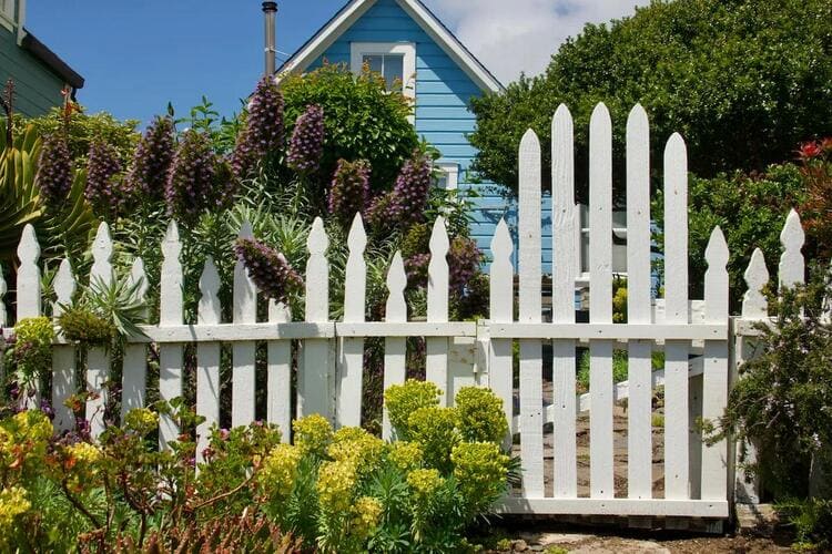 Hàng rào thiết kế với chất liệu tự nhiên phù hợp biệt thự Địa Trung Hải
