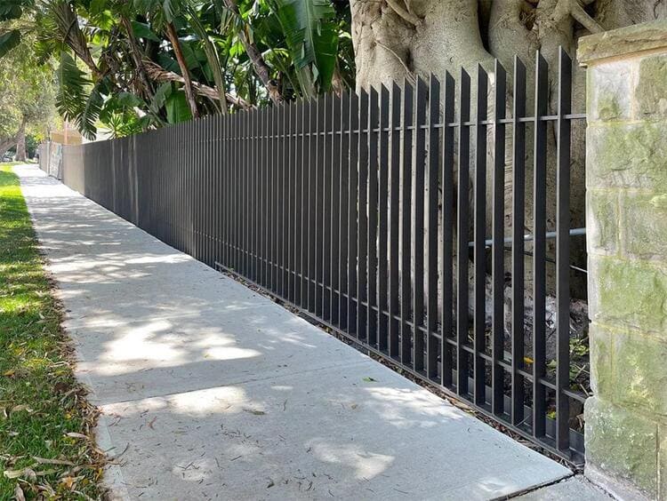 Hàng rào được thiết kế linh hoạt, phân cách không gian và điều hướng lối đi hợp lý