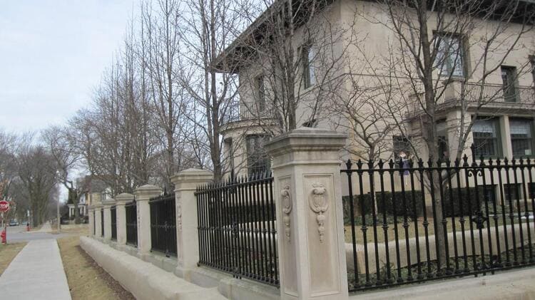 Hàng rào biệt thự tân cổ điển họa tiết đỉnh giáo ấn tượng