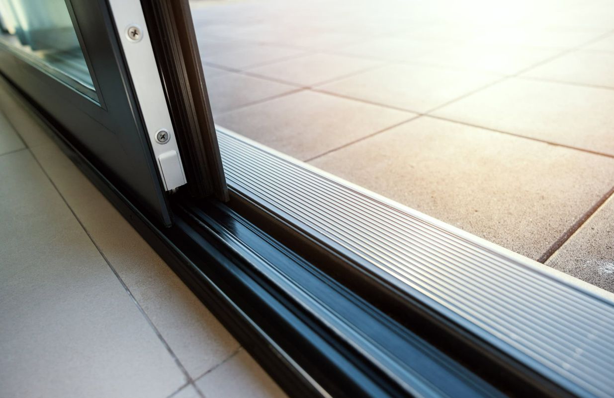 Hệ ray trượt cao cấp giúp cửa vận hành mượt mà