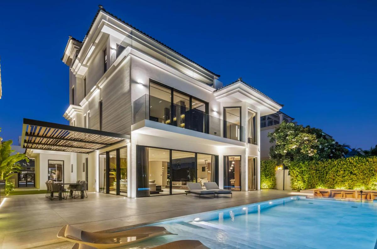 Không gian sống ba tầng hiện đại kết hợp bể bơi xanh mát ngay sân vườn