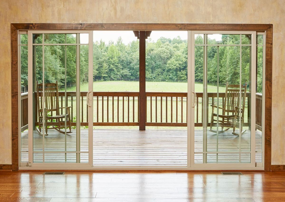 Khu vực ban công phù hợp lắp đặt cửa nhôm lùa 4 cánh 2 ray