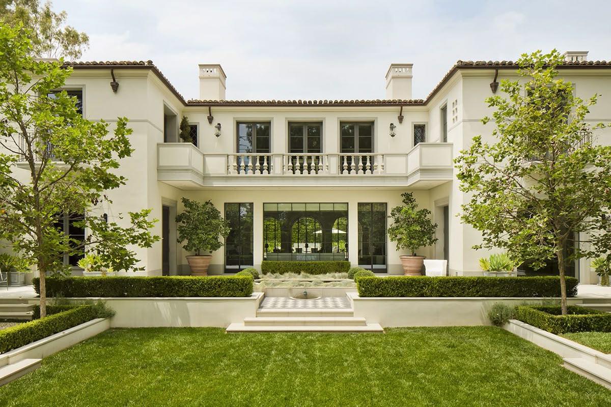 Khu vườn làm cho ngôi biệt thự châu Âu trở nên đầy chất thơ