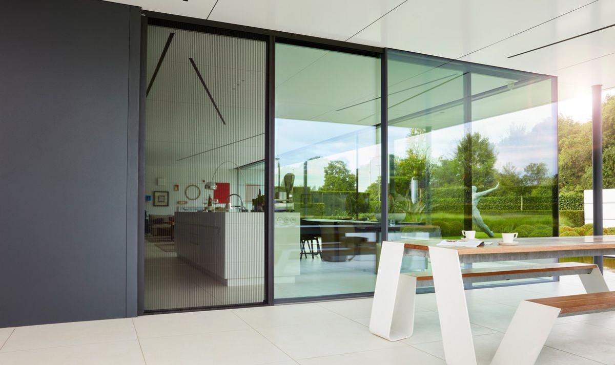 Khung nhôm màu trung tính kết hợp kính cường lực màu xanh nhạt