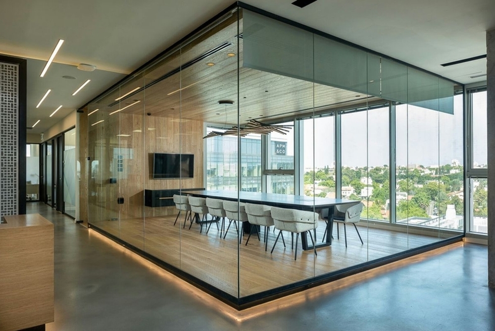 Kính cách âm thường được sử dụng trong nội thất văn phòng