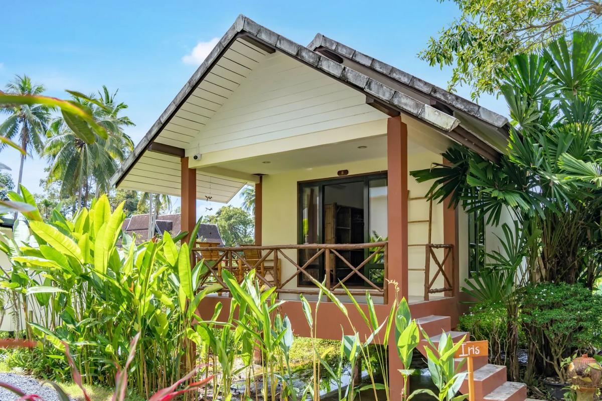 Homestay sân vườn bungalow có lối đi lát đá xen cỏ