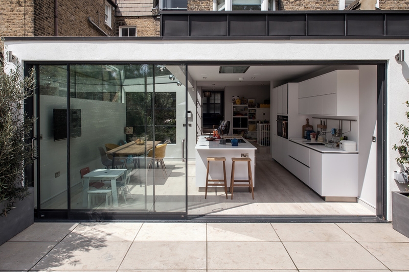 Lựa chọn đúng loại cửa nhôm kính giúp mặt tiền trở nên sang trọng