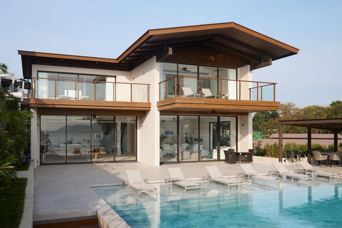 Nhà 2 tầng ở nông thôn hiện đại với ban công rộng và hệ cửa nhôm kính TOSTEM