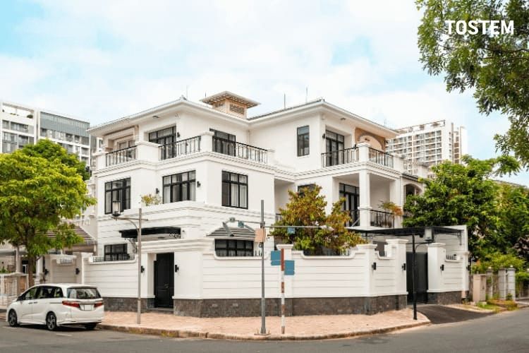 Mẫu nhà đẹp 3 tầng bố trí cửa nhôm kính TOSTEM hiện đại, sang trọng