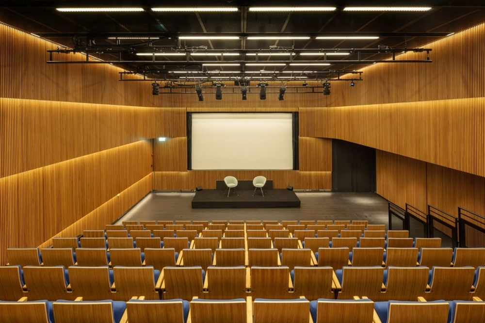 Một không gian hội nghị có lắp đặt các vách gỗ tiêu âm