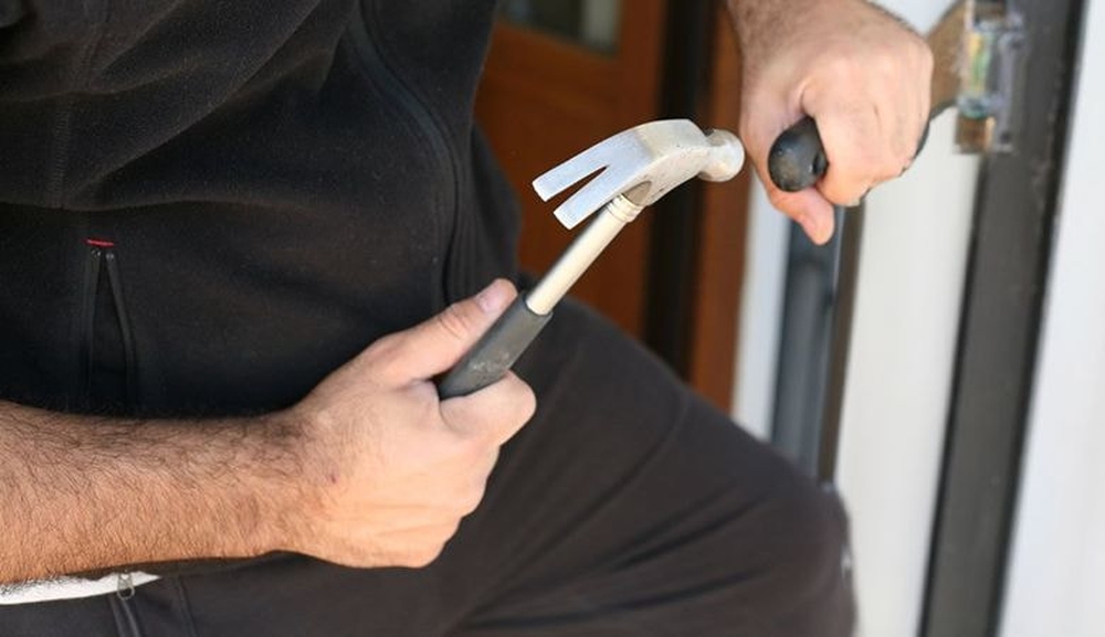 Nếu trong trường hợp bất đắc dĩ, có thể dùng búa để phá khoá