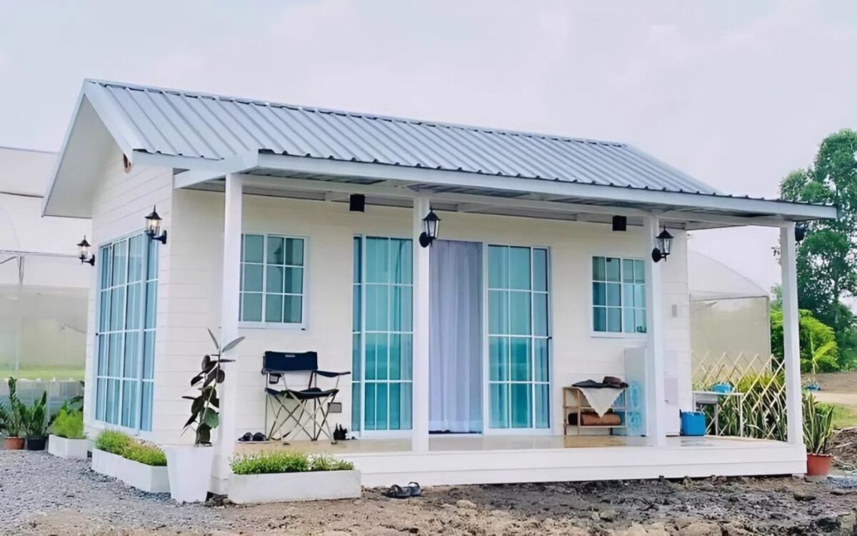 Mẫu nhà thép tiền chế cấp 4 có mái hiên trước với giá dưới 100 triệu