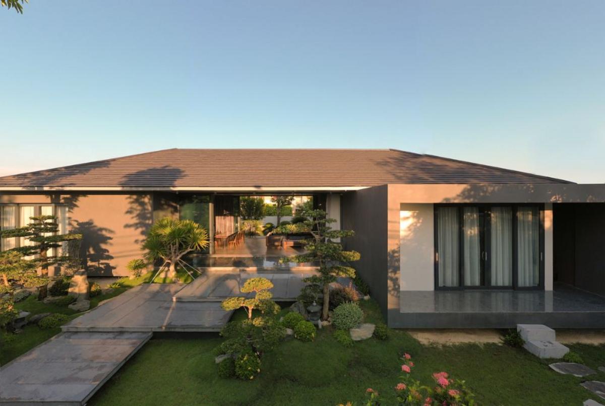 Nhà vườn mái Nhật bao quanh bởi sân vườn và tiểu cảnh