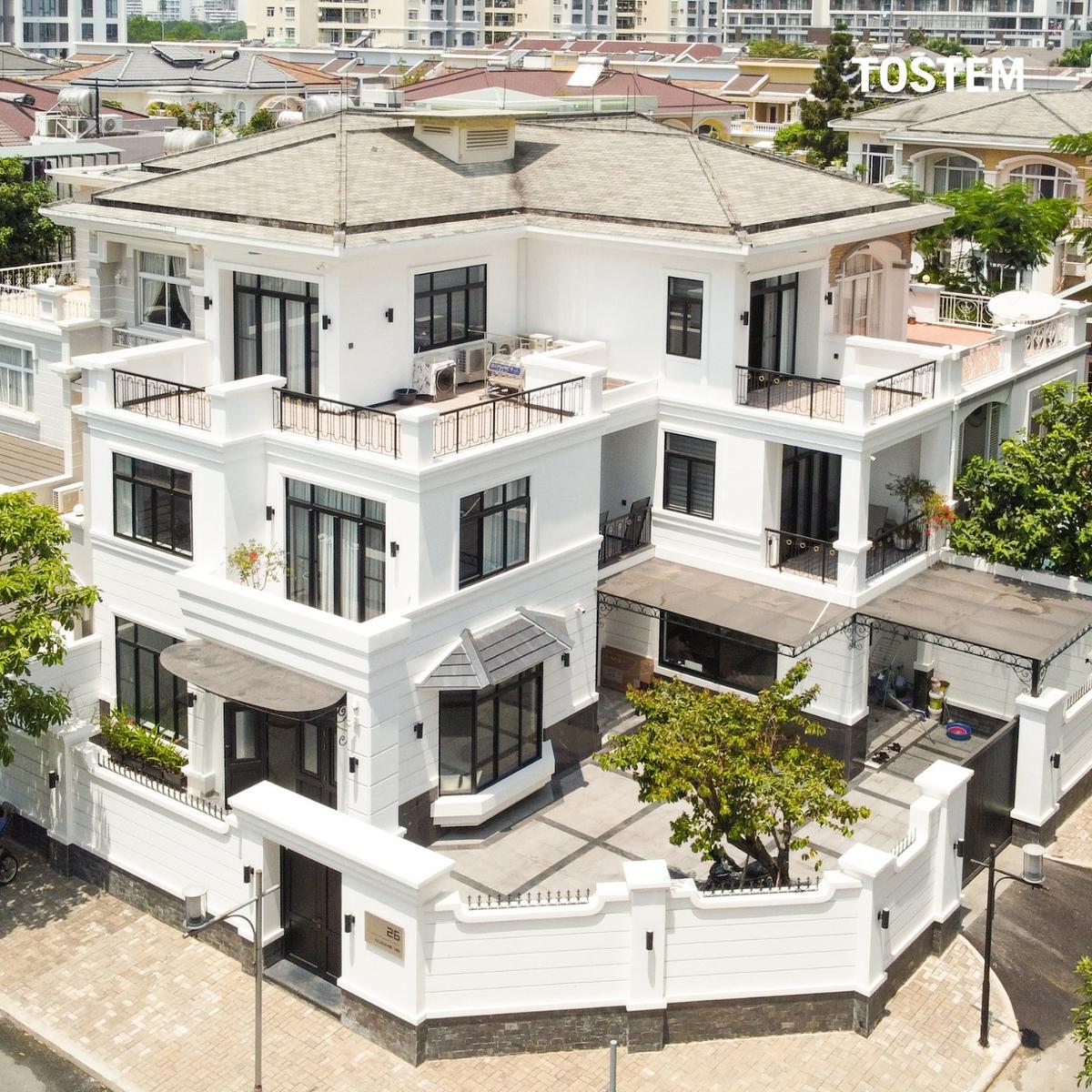 Phần mái Nhật xếp chồng nhẹ nhàng trên biệt thự ba tầng