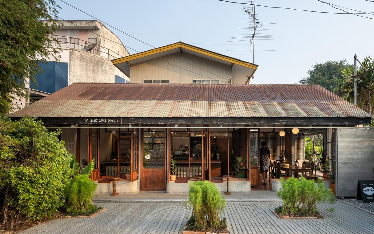 Homestay sân vườn kết hợp quán cà phê ấm cúng, hòa hợp với sân vườn
